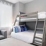 With En-suite Bath, Tv & Blackout Shades Holiday home
