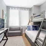 Holiday home With En-suite Bath, Tv & Blackout Shades *