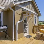 Holiday home Golf Views, Porch Vibes, 3mi To Broadway!