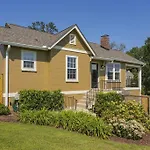Holiday home Golf Views, Porch Vibes, 3mi To Broadway!