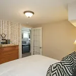 Golf Views, Porch Vibes, 3mi To Broadway! Holiday home