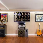 Honky Tonk Bar, Minutes To Airport & Broadway Holiday home *