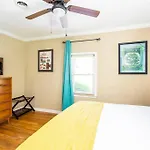 Holiday home Honky Tonk Bar, Minutes To Airport & Broadway *
