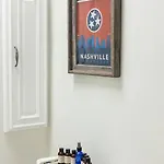 Minutes To Opry, Airport & Broadway Holiday home