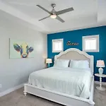 Holiday home Views, Under 2mi Broadway, Gated Parking