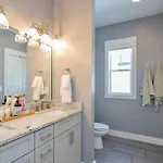 Views, Under 2mi Broadway, Gated Parking Holiday home