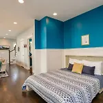 Holiday home Views, Under 2mi Broadway, Gated Parking