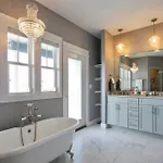 Holiday home Views, Under 2mi Broadway, Gated Parking Nashville