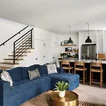 6 Bed With En Baths, Host Up To 20, Rooftops, Parking, Gourmet Kitchens, Cozy Living Spaces, Skyline Views & Fire Table, Near Downtown, Distilleries & Marathon Village, High-speed Wi-fi, 24hr Hospitality Holiday home *
