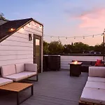 Stylish 3 Bed Retreat, Rooftop, Parking, Sleeps 10, Ensuite Baths, Bunk Room, Gourmet Kitchen, Cozy Living Space, Rooftop Views & Fire Table, Near Downtown, Distilleries & Marathon Village, 24 Hr Hospitality