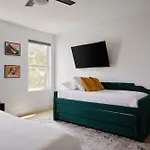 Stylish 3 Bed Retreat, Rooftop, Parking, Sleeps 10, Ensuite Baths, Bunk Room, Gourmet Kitchen, Cozy Living Space, Rooftop Views & Fire Table, Near Downtown, Distilleries & Marathon Village, 24 Hr Hospitality