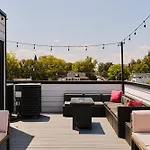 Holiday home Stylish 3 Bed Retreat, Rooftop, Parking, Sleeps 10, Ensuite Baths, Bunk Room, Gourmet Kitchen, Cozy Living Space, Rooftop Views & Fire Table, Near Downtown, Distilleries & Marathon Village, 24 Hr Hospitality Nashville