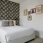 Stylish 3 Bed Retreat, Rooftop, Parking, Sleeps 10, Ensuite Baths, Bunk Room, Gourmet Kitchen, Cozy Living Space, Rooftop Views & Fire Table, Near Downtown, Distilleries & Marathon Village, 24 Hr Hospitality Nashville