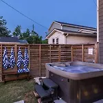 Speakeasy Game Room, Hot Tub, Fire Pit, King Bed - Close To Downtown