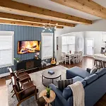 Speakeasy Game Room, Hot Tub, Fire Pit, King Bed - Close To Downtown Holiday home