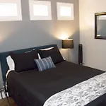 8 Minutes To Downtown! Holiday home