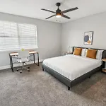 Brentwood D6 I Cozy & Comfy I 2bd I Free Parking Apartment