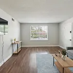 Brentwood A2 I Cozy & Comfy I 2bd I Free Parking *
