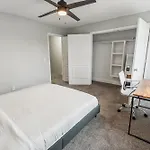 Brentwood D6 I Cozy & Comfy I 2bd I Free Parking *