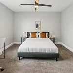 Brentwood D6 I Cozy & Comfy I 2bd I Free Parking *