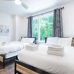 6 Bedroom Quiet Townhome! 6min To Airport & 15min To Downtown! *