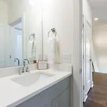 6 Bedroom Quiet Townhome! 6min To Airport & 15min To Downtown! *