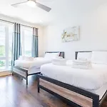 6 Bedroom Quiet Townhome! 6min To Airport & 15min To Downtown! Holiday home