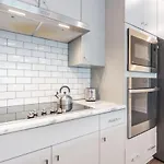6 Bedroom Quiet Townhome! 6min To Airport & 15min To Downtown! Holiday home Nashville
