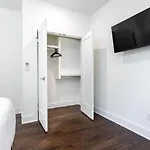 6 Bedroom Quiet Townhome! 6min To Airport & 15min To Downtown! Holiday home