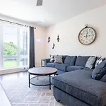 6 Bedroom Quiet Townhome! 6min To Airport & 15min To Downtown! *