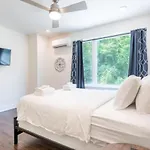 6 Bedroom Quiet Townhome! 6min To Airport & 15min To Downtown! Holiday home Nashville