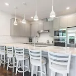 6 Bedroom Quiet Townhome! 6min To Airport & 15min To Downtown! *