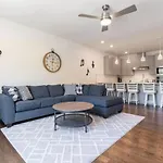Holiday home 6 Bedroom Quiet Townhome! 6min To Airport & 15min To Downtown! *