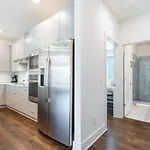 6 Bedroom Quiet Townhome! 6min To Airport & 15min To Downtown! Holiday home Nashville