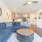 6 Bedroom Quiet Townhome! 6min To Airport & 15min To Downtown!