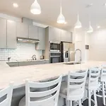 Holiday home 6 Bedroom Quiet Townhome! 6min To Airport & 15min To Downtown!