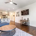 6 Bedroom Quiet Townhome! 6min To Airport & 15min To Downtown! *