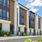6 Bedroom Quiet Townhome! 6min To Airport & 15min To Downtown! Holiday home