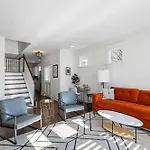 Two Decks To Enjoy Walk To 5 Points Faves Garage Close To Dining And Bars Board Games 10 Mins To Broadway 24 Hour Hospitality Holiday home *