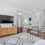 Holiday home Two Decks To Enjoy Walk To 5 Points Faves Garage Close To Dining And Bars Board Games 10 Mins To Broadway 24 Hour Hospitality