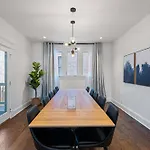 Two Decks To Enjoy Walk To 5 Points Faves Garage Close To Dining And Bars Board Games 10 Mins To Broadway 24 Hour Hospitality Holiday home *