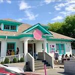 Cozy Getaway Mins To Downtown, Broadway Airport Holiday home