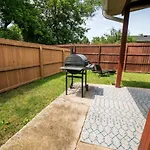 Holiday home Cozy Getaway Mins To Downtown, Broadway Airport *