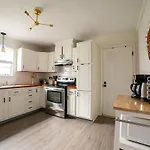 Cozy Getaway Mins To Downtown, Broadway Airport Holiday home *