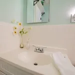 Holiday home Cozy Getaway Mins To Downtown, Broadway Airport *
