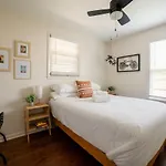 Holiday home Cozy Getaway Mins To Downtown, Broadway Airport