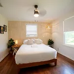 Cozy Getaway Mins To Downtown, Broadway Airport Holiday home