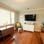 Holiday home Cozy Getaway Mins To Downtown, Broadway Airport