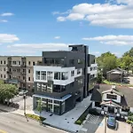 Foxy Skies - Private Rooftop - 5 Mins To Broadway