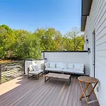 Nashville Townhome With Deck Close To Downtown!